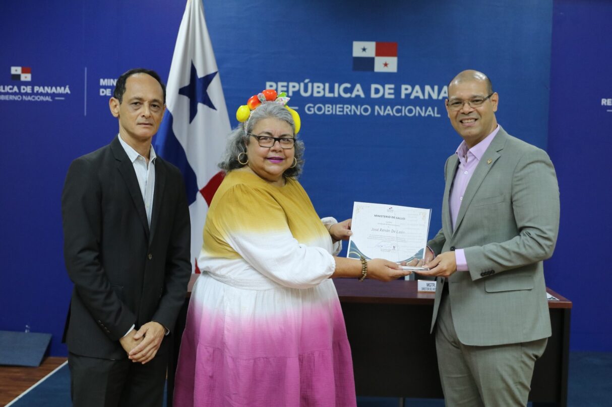 RECONOC DIREC Dra Gabriela de Salazar entrega certificado de reconocimiento a JR